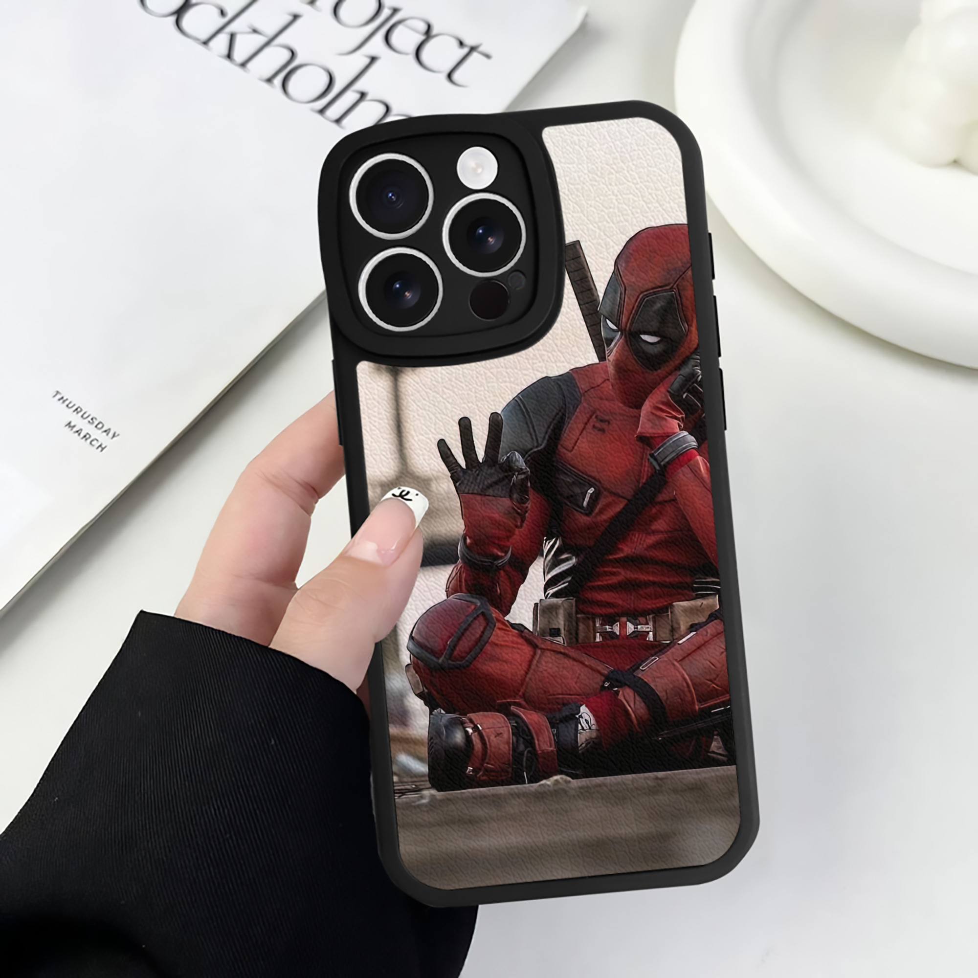 （画像用） Deadpool デッドプール 【iPhone 16シリーズ対応】シリコンスマホケース（レザー調） 材質：シリコン
